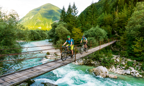 © Fotograf / Juliana Bike / Uroš Švigelj / WEIT WEIT WEG. Auf Touren wie am „Juliana Bike“-Trail im slowenischen Soča-Tal lösen sich Alltagssorgen in Luft auf. Wild Thing: Expertentipps für eure nächste Bike-Mehrtagestour