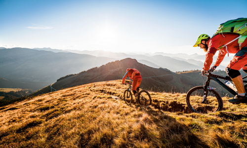 © Fotograf / TVB Kitzbuheler Alpen-Brixental / Mathäus Gartner / DER TRAUM VOM FLOW. Wer den für sich perfekten Trail findet, wird aus dem Grinsen nicht mehr herauskommen. Der Bikers höchstes Glück: Eine kleine Wegbeschreibung für die Suche nach dem perfekten Trail