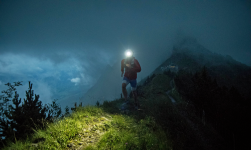 © Hersteller / Lupine Lightning Systems / LICHT-BLICKE. Sehen ist beim Laufen in der Natur wichtig, gut gesehen werden in Städten und entlang von Straßen noch wichtiger. Mehr Sicht(barkeit) beim Laufen im Herbst: eine Schritt-für-Schritt-Anleitung