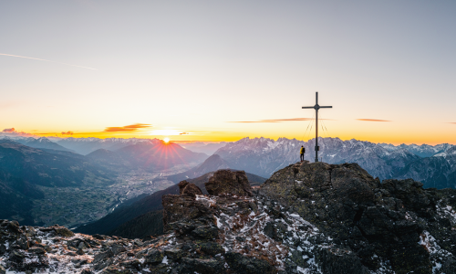 © Fotograf / TVB Osttirol / Roman Huber / Besondere Augenblicke. Gipfeltouren im Herbst können ganz besondere Erlebnisse sein, wie hier am Gipfel des „Bösen Weibele“ (2521 m) oberhalb von Lienz. Herbstliches Genusswandern: Wie man den Herbst am besten erwandert und was es zur Sicherheit braucht