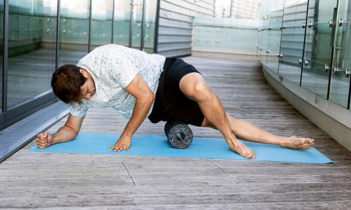 Lockere Rolle: Mit diesen Übungen bleiben die Faszien geschmeidig