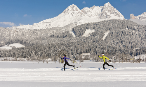 © Fotograf / Saalfelden Leogang / Sportalpen / Vor Panoramen wie etwa hier in Saalfelden Leogang wird das Langlaufen zum wahren Genuss. Top 20 Winteralternativen und Langlaufregionen 2023