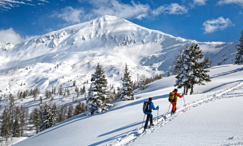 © Fotograf / Herbert Raffalt / Endlose Weiten. Im Winter zeigt sich die Bergwelt oft von einer einzigartig schönen Seite. Der Einstieg zum Aufstieg: Wie und wo der Start ins Skitourengehen am sichersten gelingt