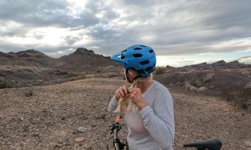 Helmfrisur: 5 Hairstyles fürs Klettern, Ski- und Radfahren