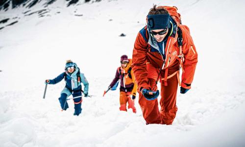 Vorausdenker gesucht: Tipps für mehr Sicherheit bei Aufstieg und Abfahrt im freien Skiraum