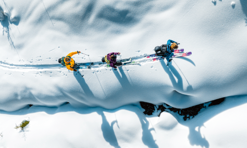 © Hersteller / Marker Dalbello Völkl GmbH / Einfach mal Raus. Tourenski bringen euch an Orte, die für andere Wintersportler unerreichbar sind. Bergauf, bergab oder von allem etwas: So findest du den perfekten Tourenski