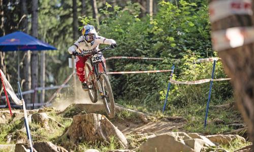 Downhill-Ass Vali Höll und warum es auf mehr als „nur“ Erfolg ankommt