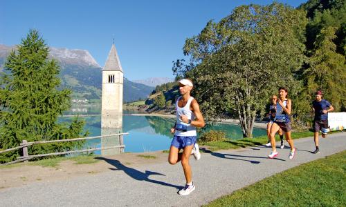 Feines Läufer-Triple: Reschenseelauf, Terra Raetica Trails & Resia Rosolina Relay am Reschensee