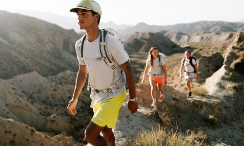 Leichter wandern, weniger schwitzen: neue Light Hiking-Kollektion von Jack Wolfskin für hochsommerliche Temperaturen