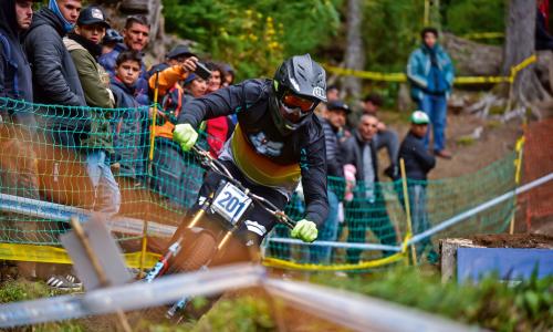 Feuer und Regenbogen: Intersport Austria-Geschäftsführer Thorsten Schmitz im Downhillfieber