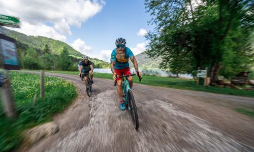 Perfektes Terrain für Graveler: „Tour de Kärnten“ veranstaltet 1. Gravelbike-Event am Weissensee