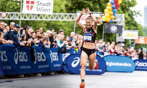 Beim Marathon der Olympischen Spiele in Paris 2024 vertritt Julia Mayer Österreichs Farben. Was sie antreibt, warum ihr Daten im Training wichtig sind und warum die beste Laufleistung aller Zeiten von einer Frau stammt – das und mehr verriet sie uns im Vorfeld.