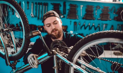 Bike-Werkstatt: Darf ich bei Kratzern oder Schäden am Rahmen selbst Hand anlegen?