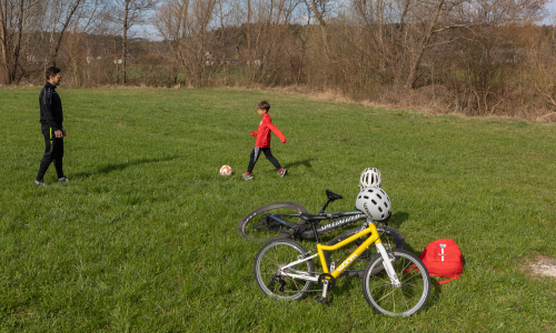 Here we GO! Das woom GO 4-Kinderrad und der woom READY-Kinderhelm im SPORTaktiv-Test