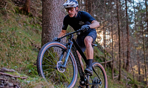 Racers Edge: Was Cross-Country-, Marathon- und Downcountry-Bikes ausmacht