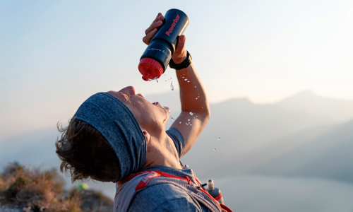 Trink-Taktik: Wann Flüssigkeit und wann zudem Kohlenhydrate im Sport gefragt sind