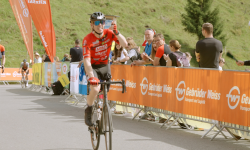 4.600 Höhenmeter, ein Bein, pure Inspiration: Einbeiniger Athlet sorgt beim Kitzbüheler Radmarathon für Gänsehautmoment