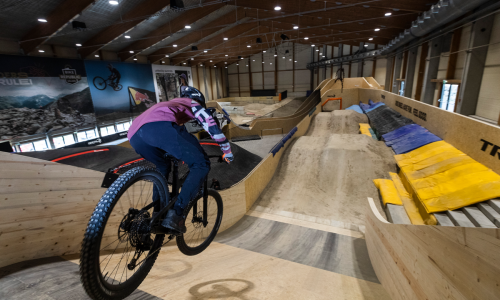 Indoor-Bikepark in der AREA 47 – deine ultimative Winter-Location für Training, Action und entspannte Nächte