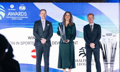 © © UN Tourism / Selina Hörl (Mitte), Vertreterin der Saalfelden Leogang Touristik, nahm den Award im Rahmen der feierlichen Preisverleihung in Madrid von Jorge Delgado Mendoza (links), Director General des RACE (Royal Automobile Club of Spain), sowie Antoine Haincourt (rechts), Expert Associate und Head of Master of Science in Sports, Entertainment and Lifestyle an der Emlyon Business School, entgegen. Internationale Auszeichnung für nachhaltigen Bike-Tourismus für Saalfelden Leogang