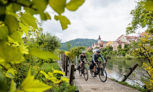 © Tourismusregion / Erlebnisregion Graz / Erwin Haiden / Gravelbiken in der „Erlebnisregion Graz“ ist vielseitig, ob durchs Hügelland, entlang von Flüssen – wie hier an der Mur in Frohnleiten – oder quer durchs offene Umland. Top 20 Gravel-Regionen im Alpenraum 2026