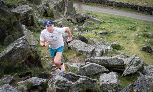 © © Redbull Content Pool / Marc Roe / Unermüdliches Streben nach Exzellenz. Das hat UTMB-Sieger 2025 Tom Evans bei der Army verinnerlicht – und es bringt seine Einstellung im Ultratrail auf den Punkt. „Der Schmerz geht – die Härte bleibt“ – der britische Ultrarunner Tom Evans im Interview
