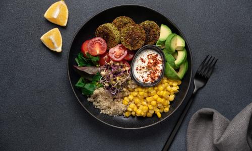 Einfache und köstliche Falafel-Bowl: Proteinreich, sättigend und voller Geschmack