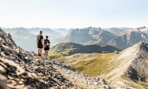 © Fotograf / Lucas Tiefenthaler / KI-Edit HIER OBEN. Wo Weite, Ruhe und alpine Höhenlagen aufeinandertreffen, wird der Blick auf die Region frei