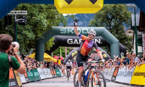 © Fotograf / Erwin Haiden / Der Sieger der Extremdistanz 200 km, Manuel Pliem, bei seinem triumphalen Siegeinlauf. 4.200 Biker aus 42 Nationen: Somavilla und Pliem triumphieren bei der Salzkammergut Mountainbike Trophy
