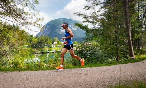 © Tourismusregion / Region Seefeld / Ganghofertrail 2024 – einzelner Läufer bei Weidachsee mit Blick auf Arnspitzen. Trailrunning in paradise: Der Ganghofertrail in Leutasch (T) wird 18