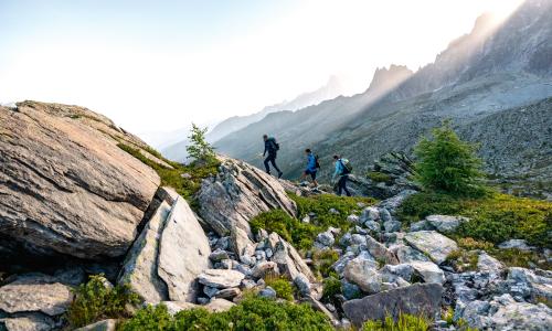 © © Mammut / Schichtsystem. Bergsport-Jacken werden heute im Schichtsystem gedacht. Je nach Situation kommen Herdshell-, Softshell- oder Isolationsjacken zum Einsatz. Drei Jacken für alle Fälle – Hardshell, Softshell & Isolationsjacke: Welche wann zum Einsatz kommtDrei Jacken für alle Fälle – Hardshell, Softshell & Isolationsjacke: Welche wann zum Einsatz kommt