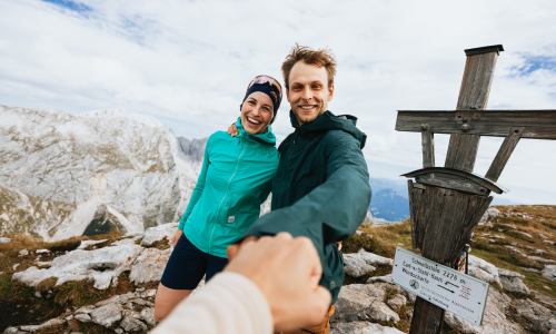 © © Bergerlebnis Berchtesgaden / Johannes Kopf / Geschafft! Gipfelmoment auf dem Schneibstein in Berchtesgaden. Top 20 Herbst-Gipfeltouren 2026