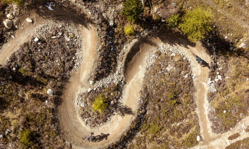 © © TVB Tiroler Oberland Nauders / Rudi Wyhlidal / Spür den Flow – wie hier auf den 3-Länder-Trails Nauders – Reschensee. Top 20 Trail- und Bikeparks 2026