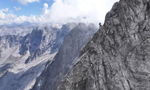 © Fotograf / Mario Kaeppeli / Martin am Nordgrat des Pizzo Badile. Martin Sieberer klettert Ridge2Ridge solo