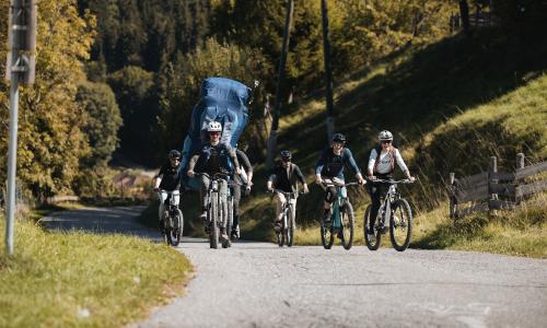 BUCKETRIDE Festival 2026: 148 Rider gemeinsam auf einem Trail