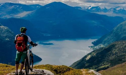 Blick zurück auf den Tafjord, der Traum jedes Bikers. Thumbnail