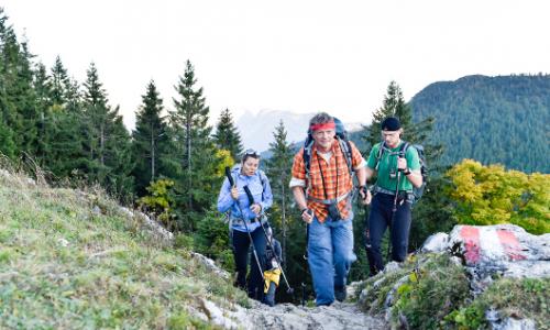 Wandern für den guten Zweck: Gerlinde Kaltenbrunner marschierte mit 160 Wanderern im Zeichen von Nepal / Bild: Roland Koch Thumbnail