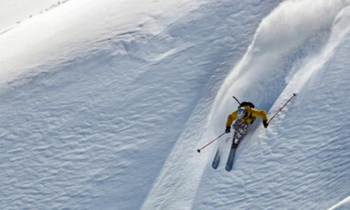 Actionsport Freeriding – Vorsichtsmaßnahmen bei der Tiefschneefahrt / Bild: iStock / VitekLudvik
