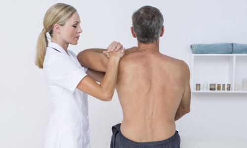 6 Behandlungsmethoden gegen Rückenschmerzen, die wirklich helfen / Bild: iStock / Wavebreakmedia Thumbnail