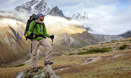 Bergsport-Equipment im Detailcheck: Das müssen die Ausrüstungsteile alles können / Bild: iStock / kapulya Thumbnail