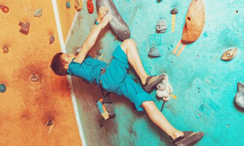 Familiensport Bouldern: Klettern in Absprunghöhe / iStock / Remains Thumbnail