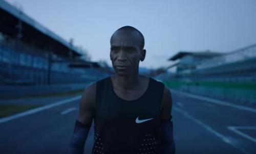 Rekordprojekt gescheitert: Kipchoge verpasst 2-Stunden-Marke im Marathon knapp / Bild: YouTube / laufen.de Thumbnail