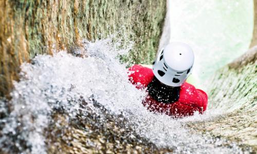 Trendsport Canyoning: Ein Mix aus Abenteuer und Ausdauertraining / Bild: iStock / duzimage Thumbnail