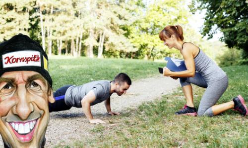 Fit mit Sumi: Meine Erfahrungen mit den Sportmagistern / Bild: iStock / djiledesign / Karikatur: Petar Pismestrovic / Montage: sportaktiv.com Thumbnail