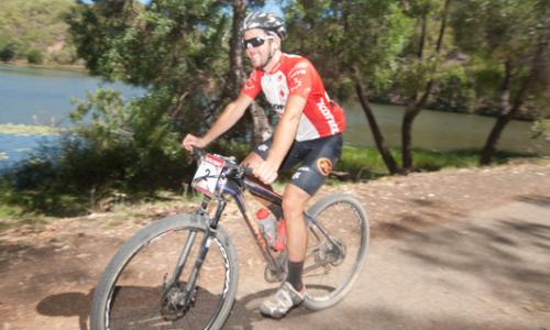 Crocodile Trophy, Etappe 6: Cory Wallace gewinnt sechste Etappe und holt auf / Bild: Regina Stanger Thumbnail