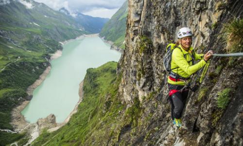 90 years of Dachstein: Ein Jubiläumsevent mit vielen FlyLights / Bild: www.dachsteinschuhe.com / Veranstalter Thumbnail