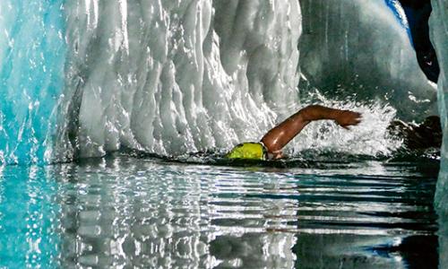 Der Mann aus dem Eis: Wiener Extremschwimmer fühlt sich erst bei Minusgraden richtig wohl / Bild: Josef Köberl Thumbnail