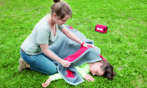 Erste Hilfe Basics: Was tun bei Bewusstlosigkeit / Bild: ÖRK / Thomas Polzer Thumbnail