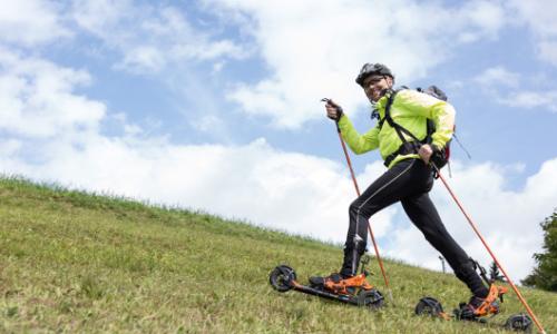 Mann mit Skikes / Bild: Thomas Polzer Thumbnail