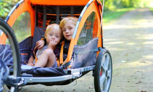 Radeln mit Kids: Was einen guten Kinderfahrradanhänger ausmacht / Bild: iStock / ChristinLola Thumbnail