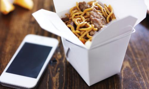 Fett-Falle Bestellservice: So sparst du unnötige Kalorien beim Ordern / Bild: iStock / rez-art Thumbnail